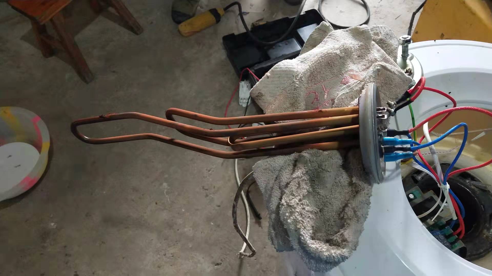 电热水器清洗后掉温快,电热水器清洗后一放水就出气