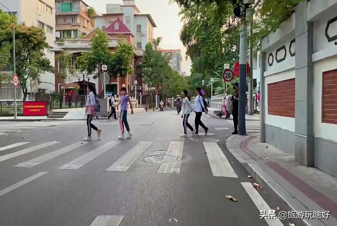 宜昌整座城市气氛愈发浓烈，发展潜力颇大，街头很养眼