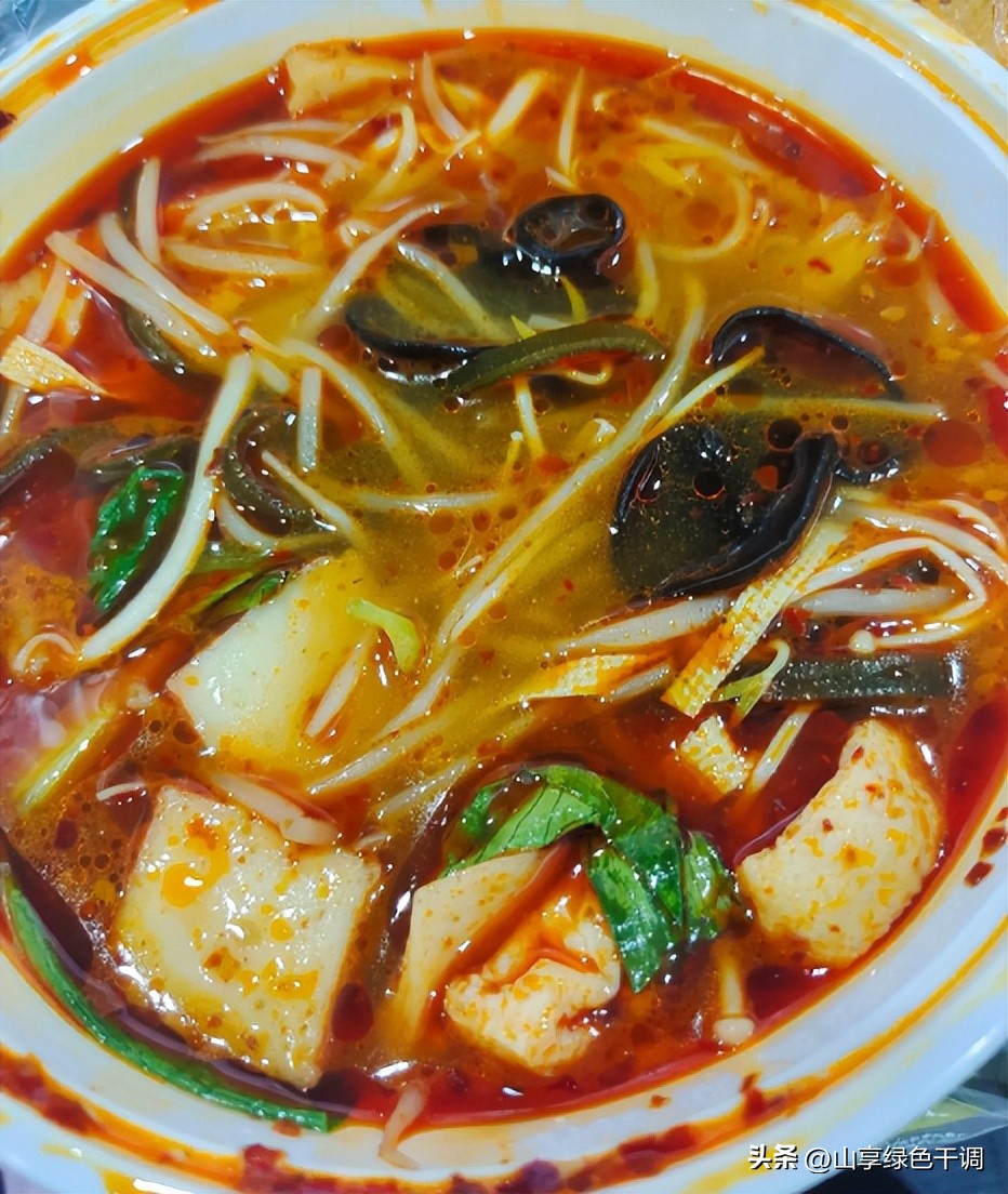 女子放弃工作摆摊月入9万,5万块钱开米线店