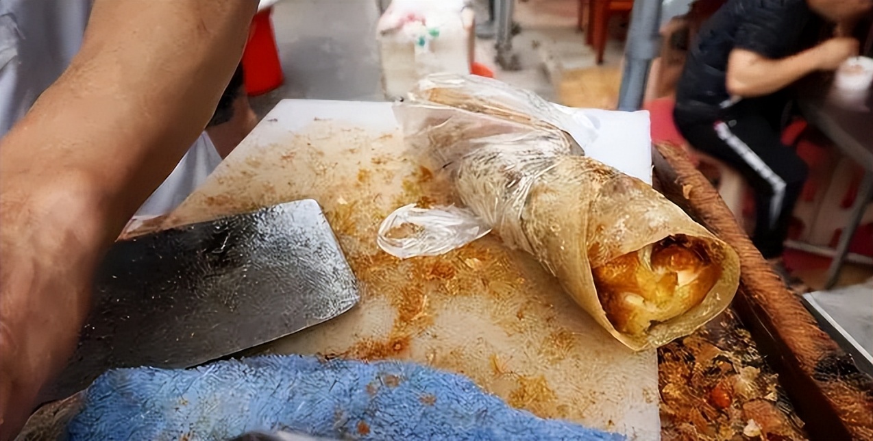长点心！路边的小摊，都往碗里套个塑料袋，高温热汤直接倒在里面