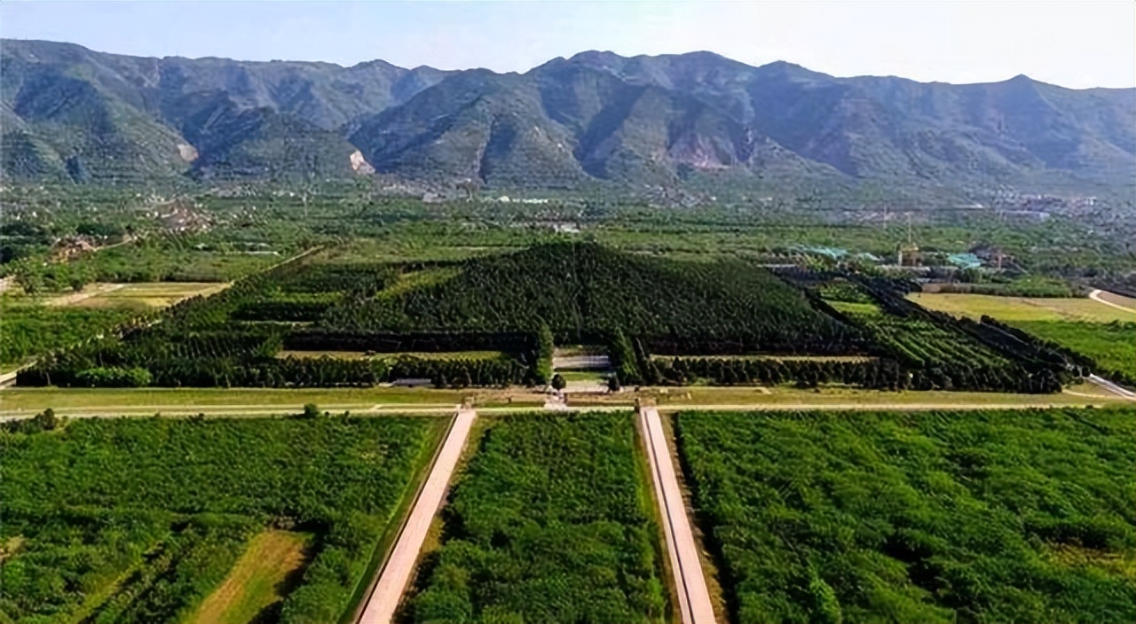 中国历史上第一个皇帝，功绩显著，秦始皇为何被后人称为暴君？