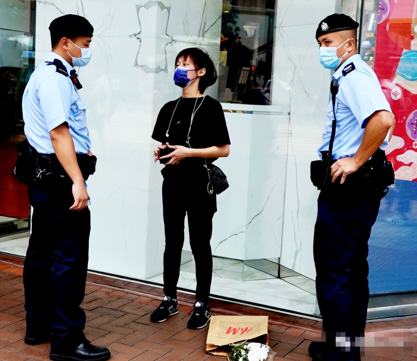 内地女在港读研被“黄丝”*脑洗**成惯犯，悼念凶徒现场被抓！香港入境处职员发帖煽动杀港警被判半年！