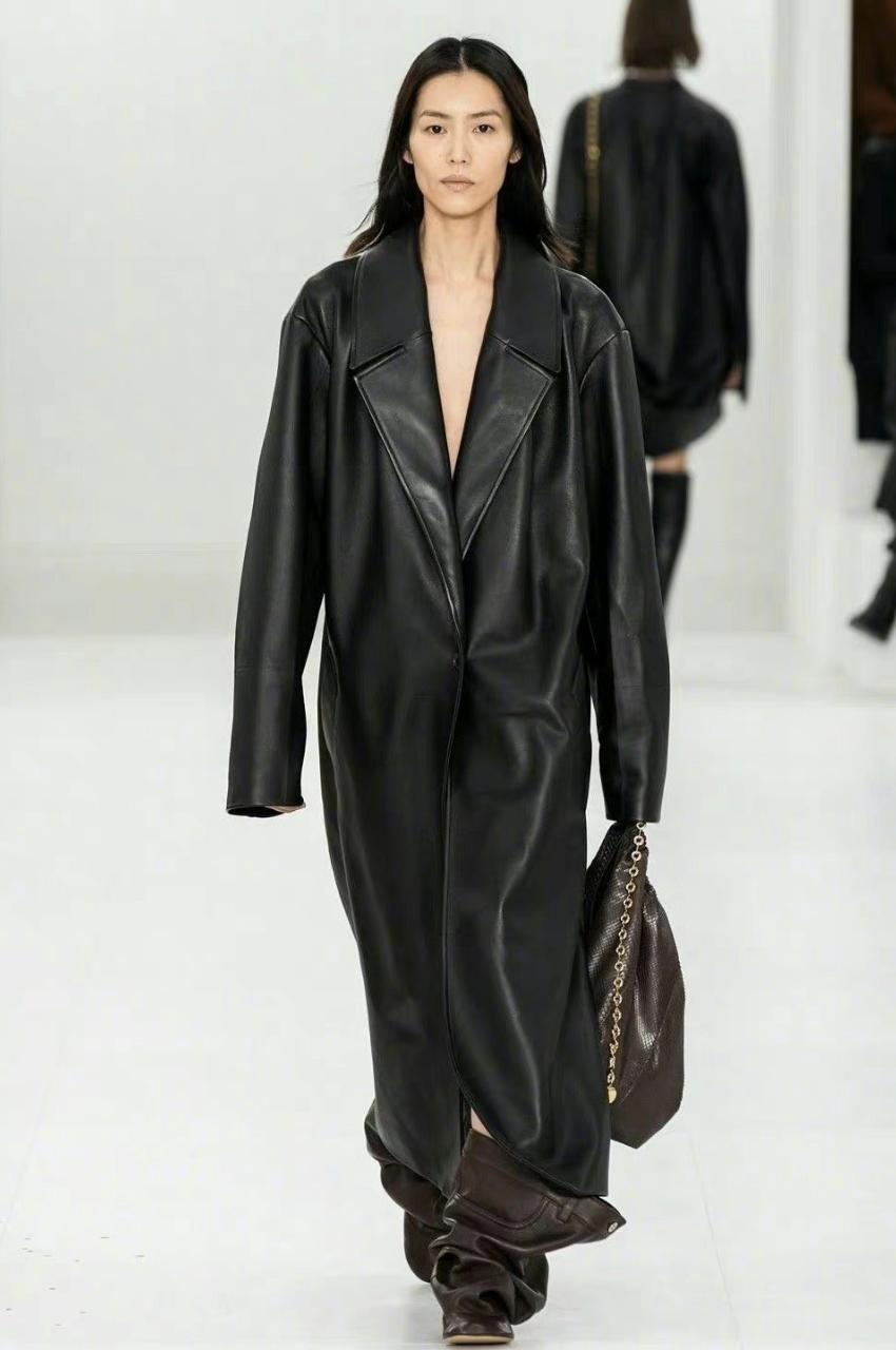 黑丝、抱胸、裸身，娱乐圈没被扒出的“*裤底**”，全在时尚周暴露了