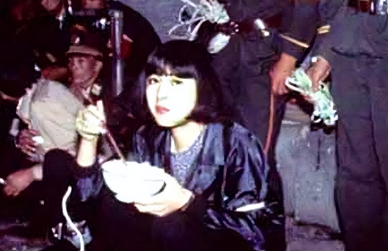 二十岁女孩帮男友贩毒被抓,女子贩毒20年