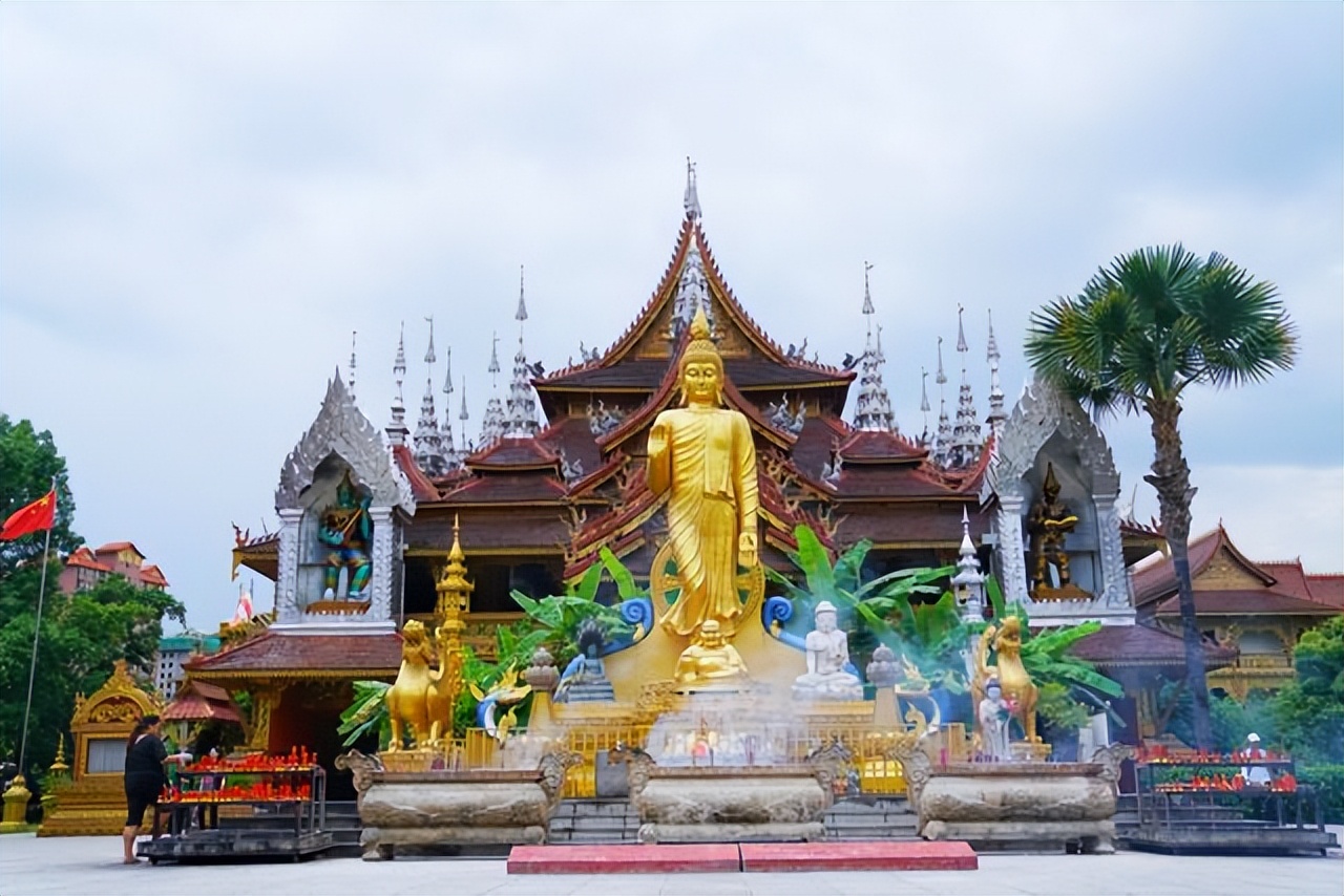 云南西双版纳曼听公园有泰国韵味,西双版纳曼听傣族村寨风景