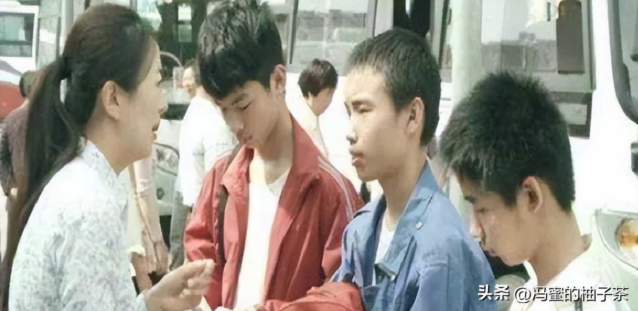 三个穷小伙被姐姐收留20年后报恩,十年前收留穷小伙10年后报恩