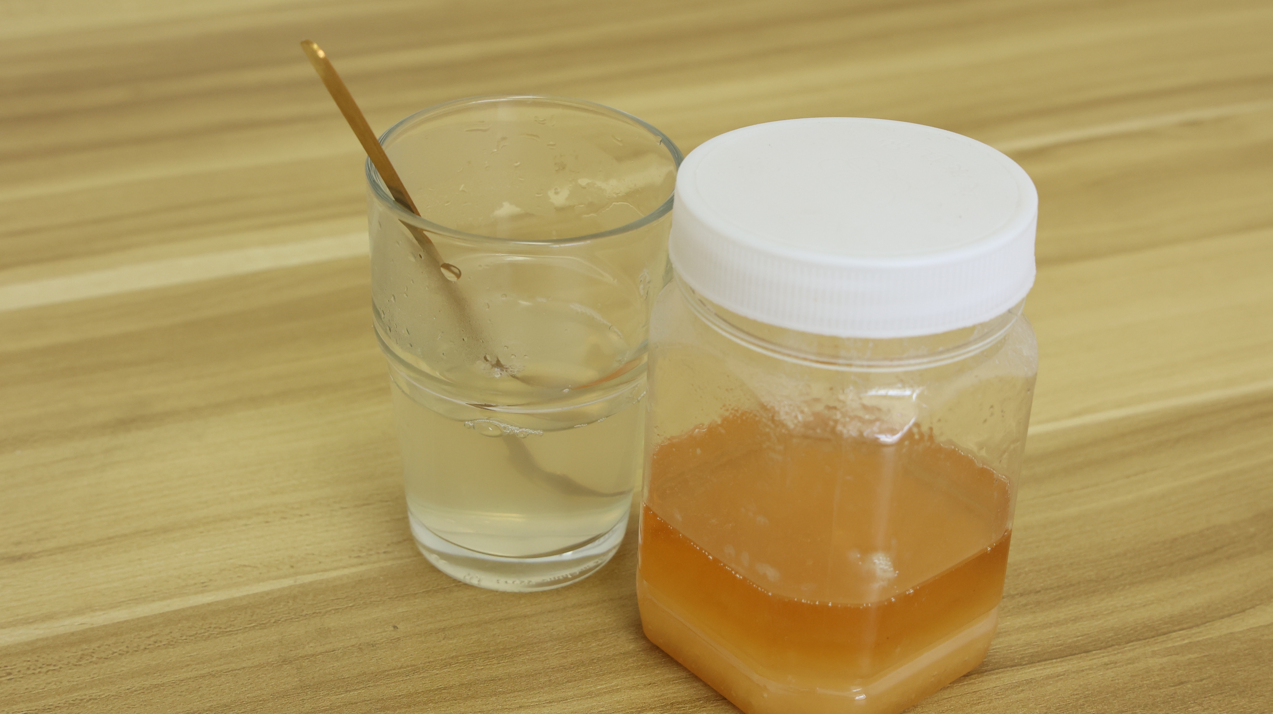 洋槐蜂蜜和百花蜂蜜治便秘哪个好,蜂蜜治便秘的正确喝法及最佳时间