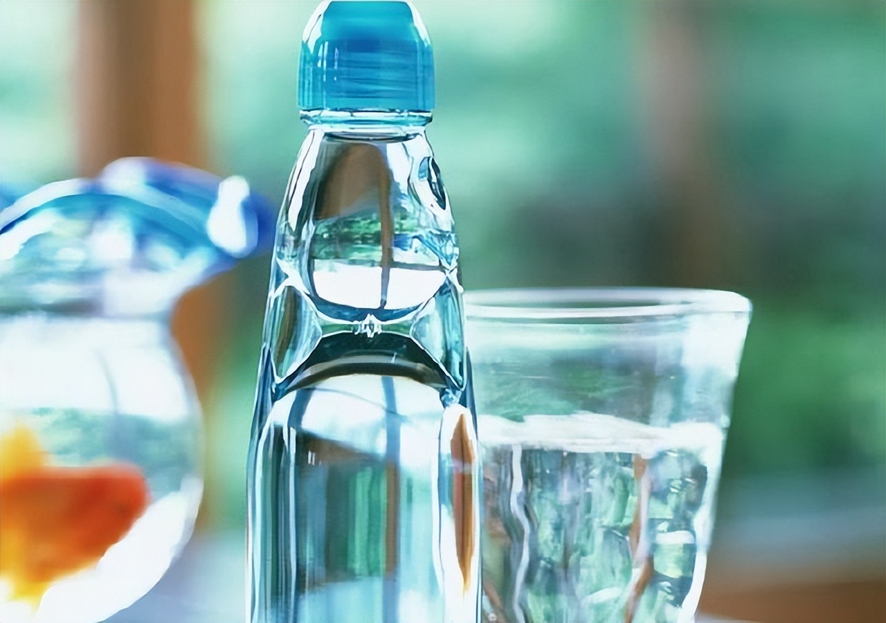 1斤盐放进1斤水里实验,把一斤盐放入1斤水中有什么反应