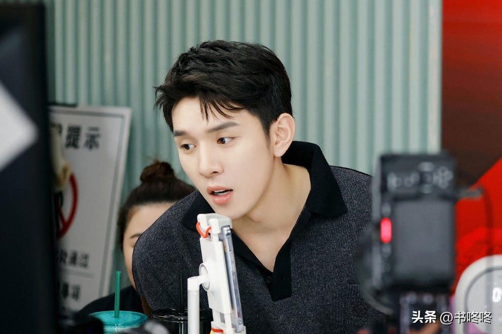 前有高中生讲“成绩论”被网暴,后有肖战米兰时装周大放异彩!