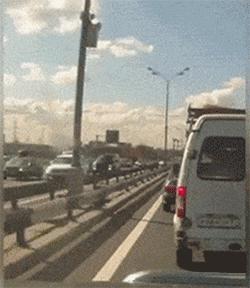 开车门撞到别人的车门痕迹,开车门撞到人要怎么办