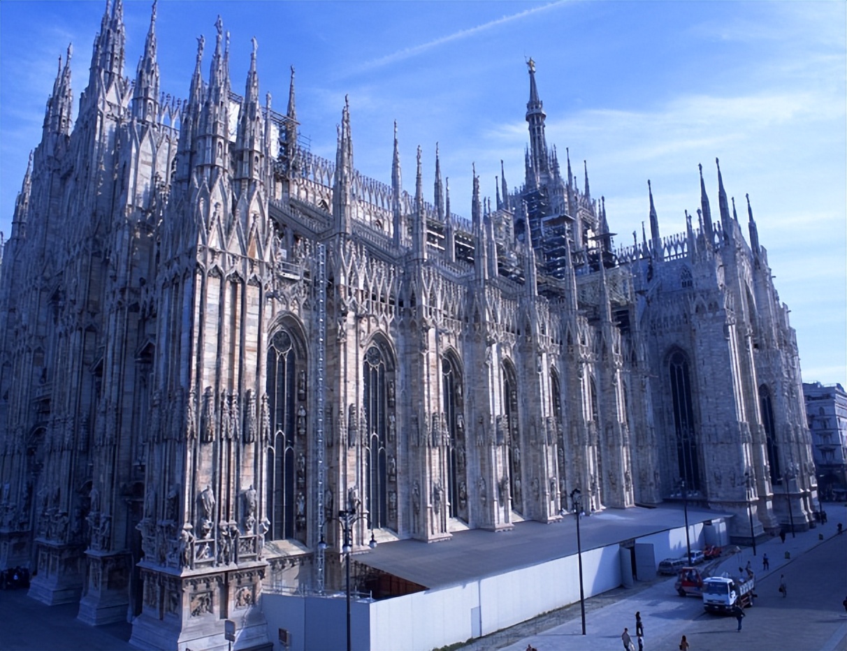 米兰大教堂塔尖的含义,米兰大教堂寓意什么