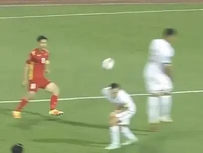 吴曦躲球慢镜头,国足队长吴曦躲球视频