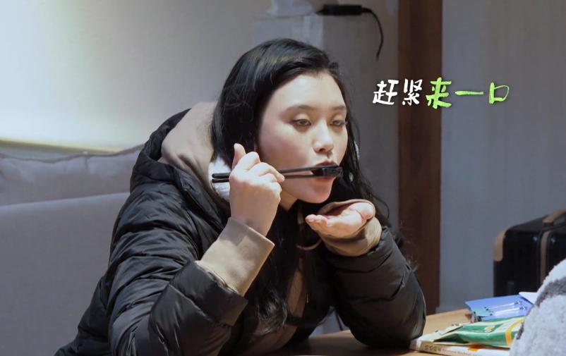 奚梦瑶：母凭子贵嫁豪门，与窦骁绯闻惹争议，她能否坐稳贵妃之路