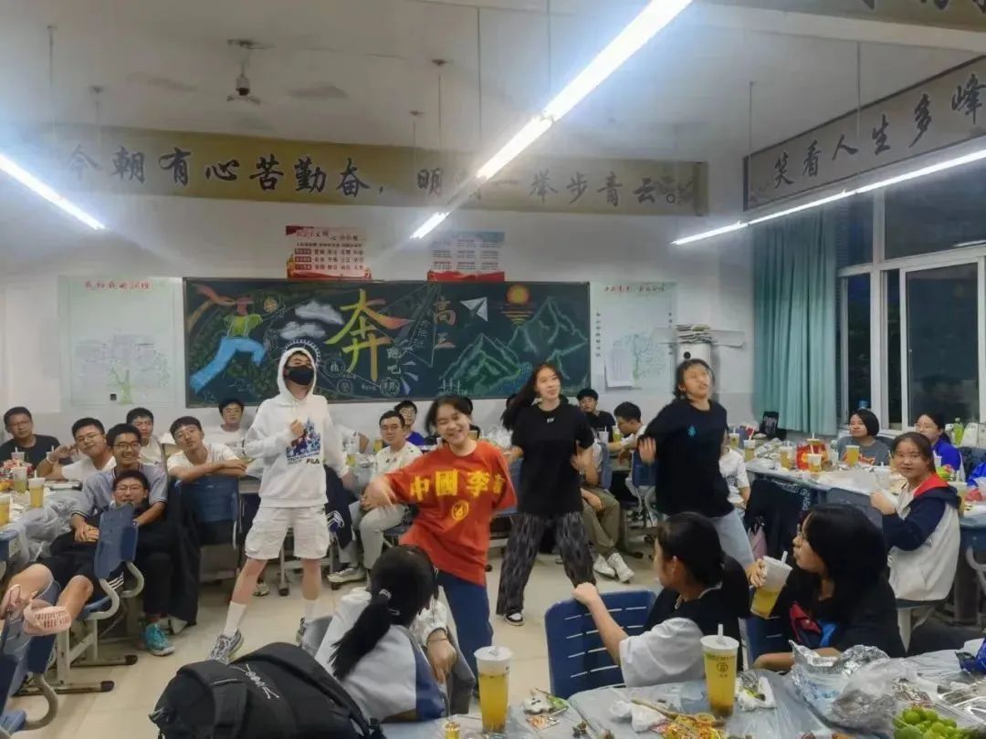 鐩涗笘鍗庤癁鐮ョ牶鍓嶈,鐩涗笘涓崕鐮ョ牶鍓嶈