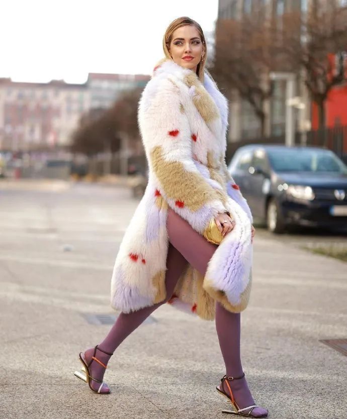 宇宙时尚博主被质疑衣品？！网友吐槽：她的穿搭我真看不懂…