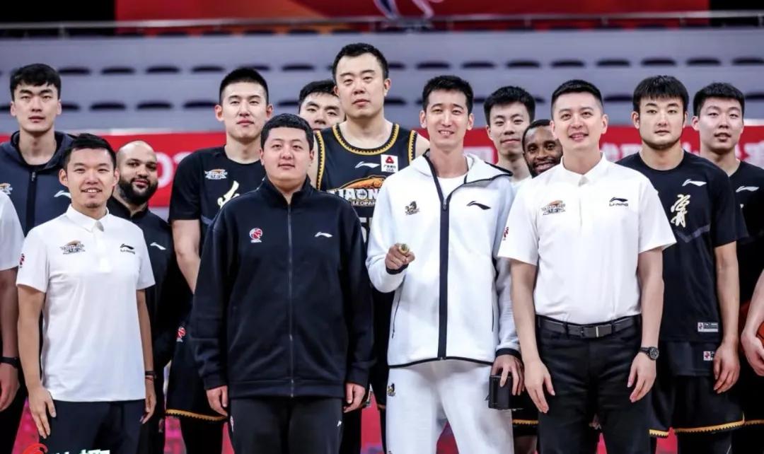 辽宁给刘志轩颁发戒指了吗,辽宁男篮给刘志轩颁发总冠军戒指