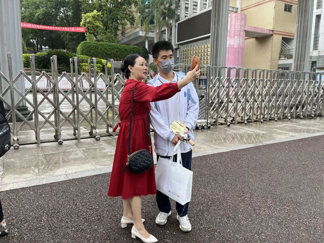 加油吧青年直击高考现场,加油吧少年高考首日现场直击