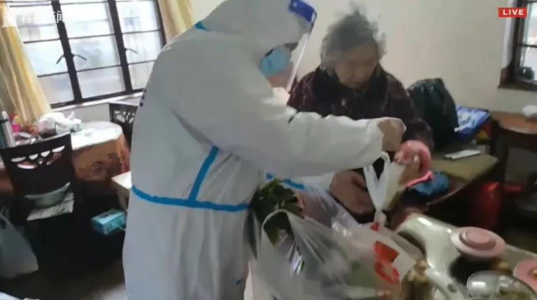 每日鲜语用一个「抱抱」，治愈了上海