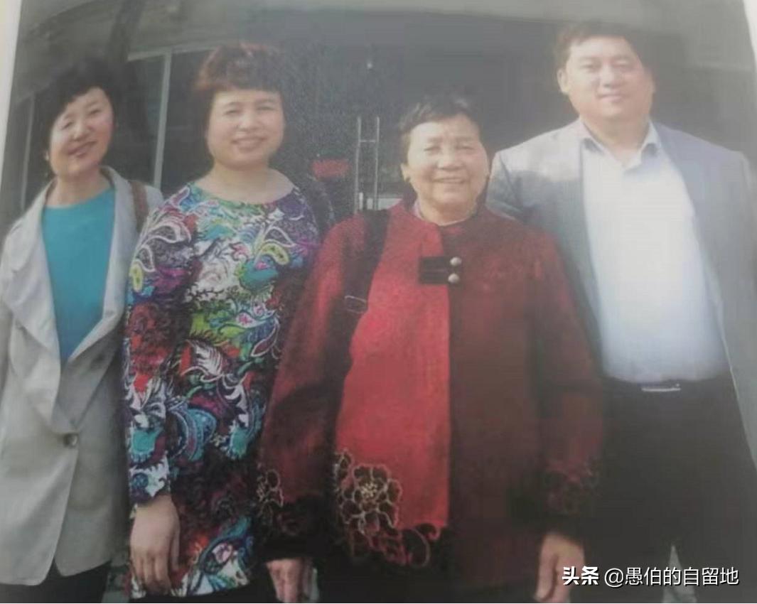 她目不识丁，17岁嫁给一个大学生，31岁守寡，最终却成人生赢家