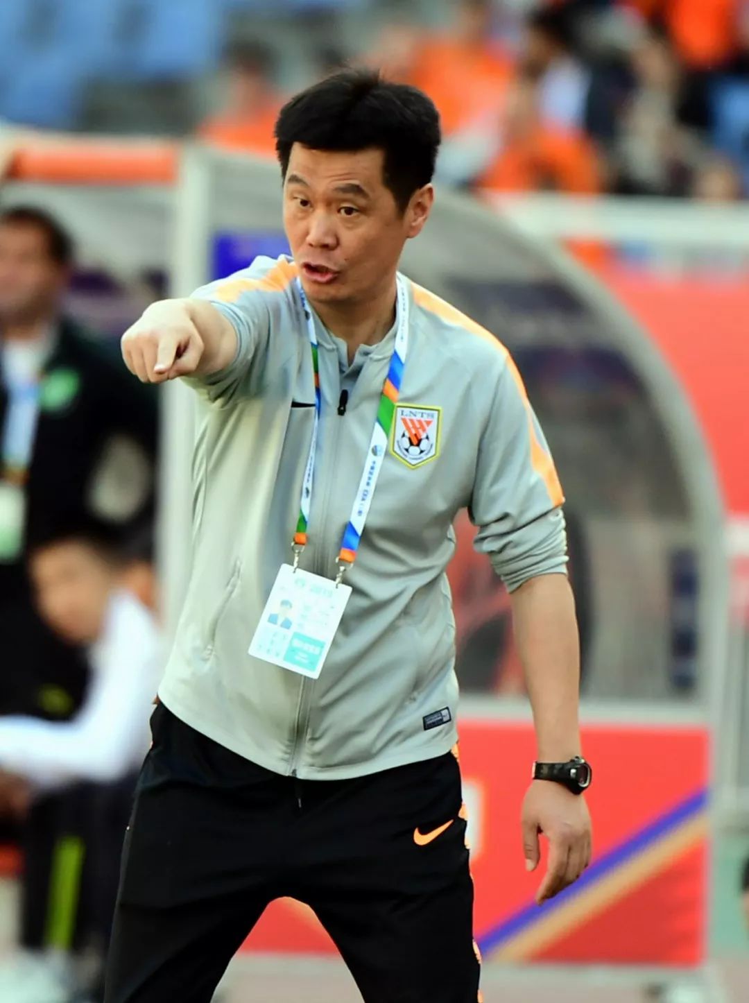 青岛足球教练李霄鹏,李霄鹏鲁能换帅视频