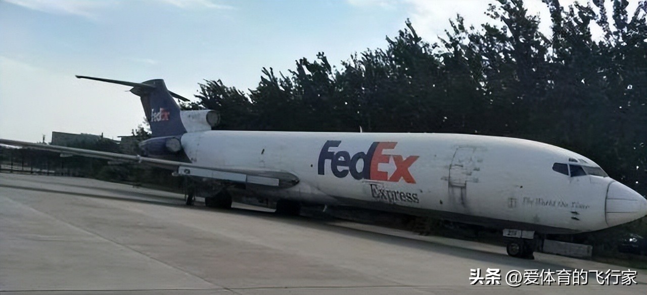 波音727飞行员跳伞,波音727尾部登机口跳伞