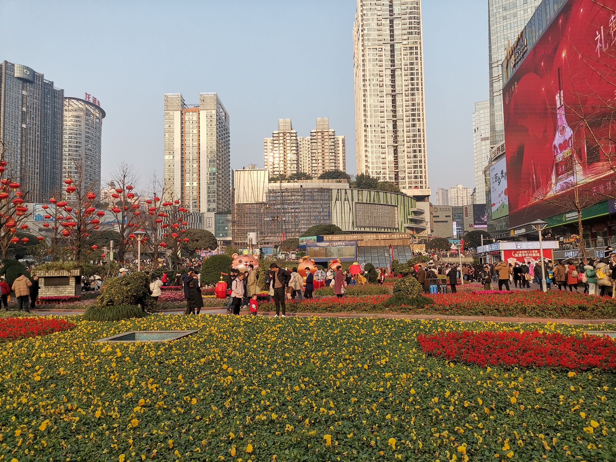 重庆江北著名的城市公园，地处闹市中心游人扎堆，打牌聊天好闹热