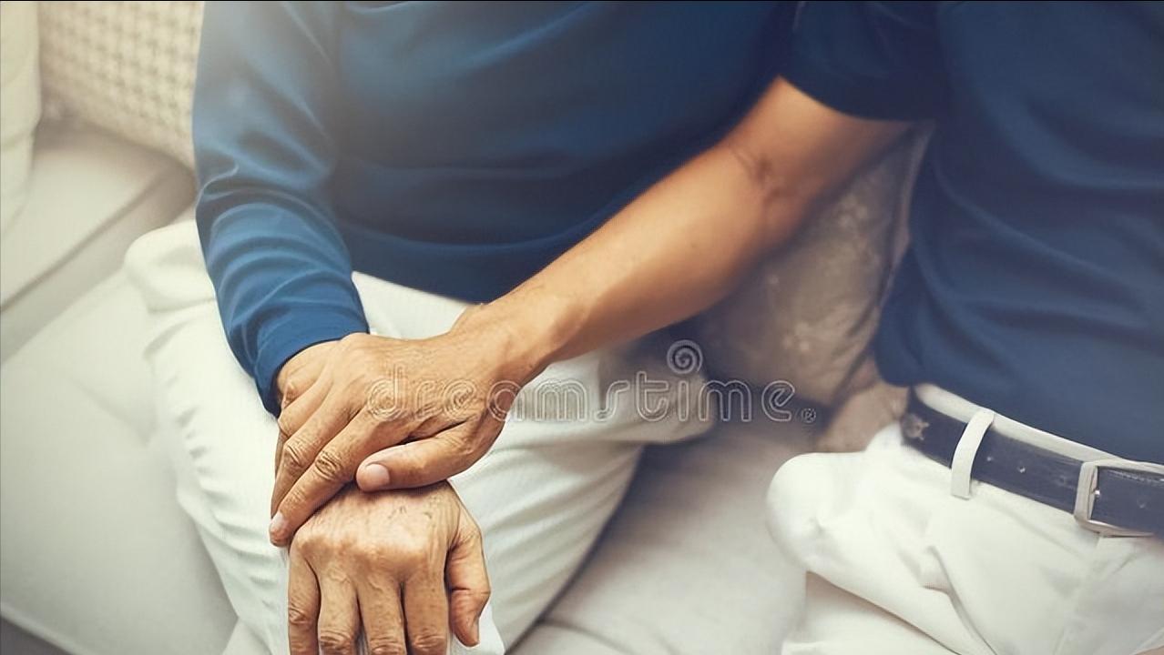 58岁阿姨：晚年花一万给自己买了一件旗袍，却被儿媳嘲笑，有错？