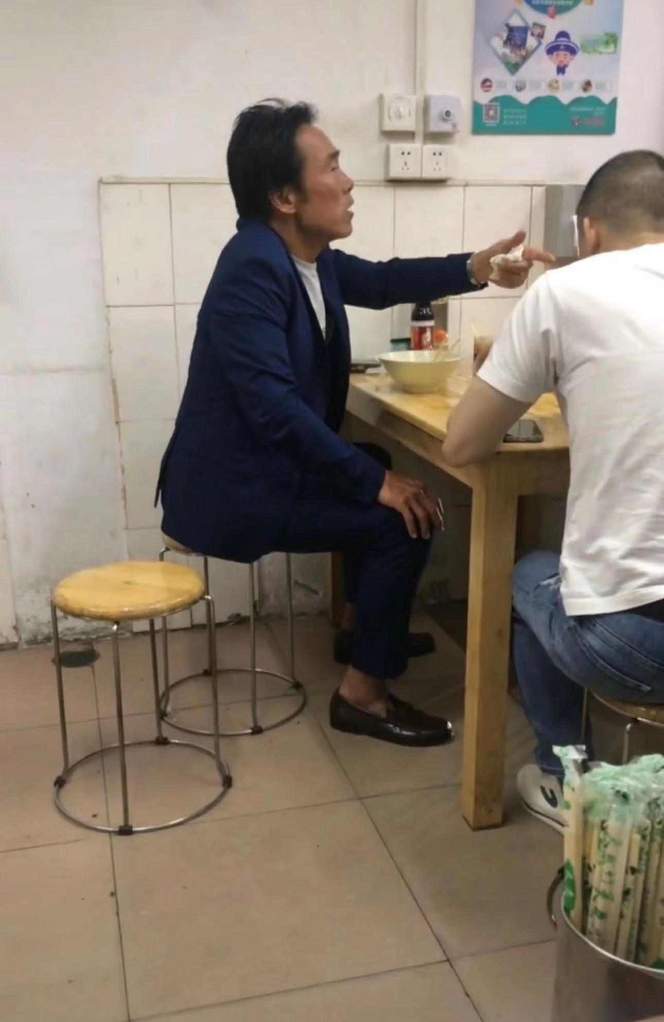 香港演员妻子出轨,57岁香港戏骨定居内地