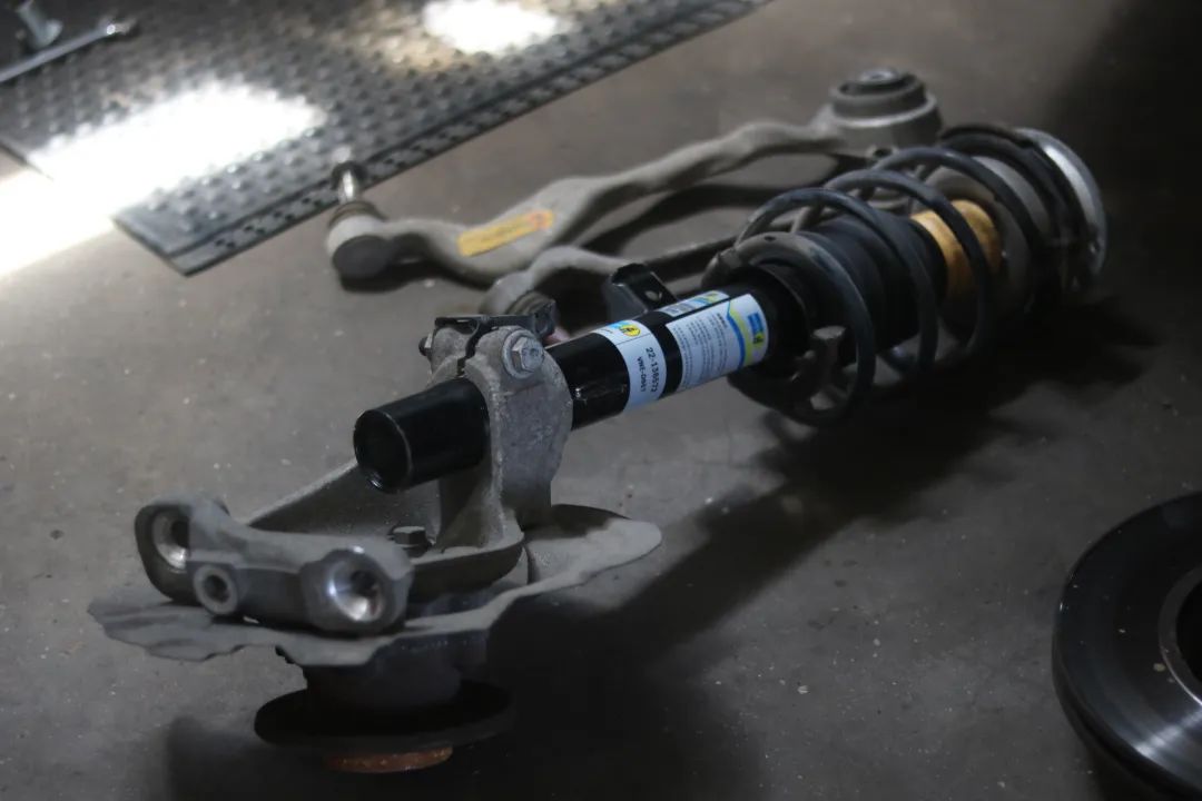 破烂不堪的废旧车变成新车的视频,宝马e90325i