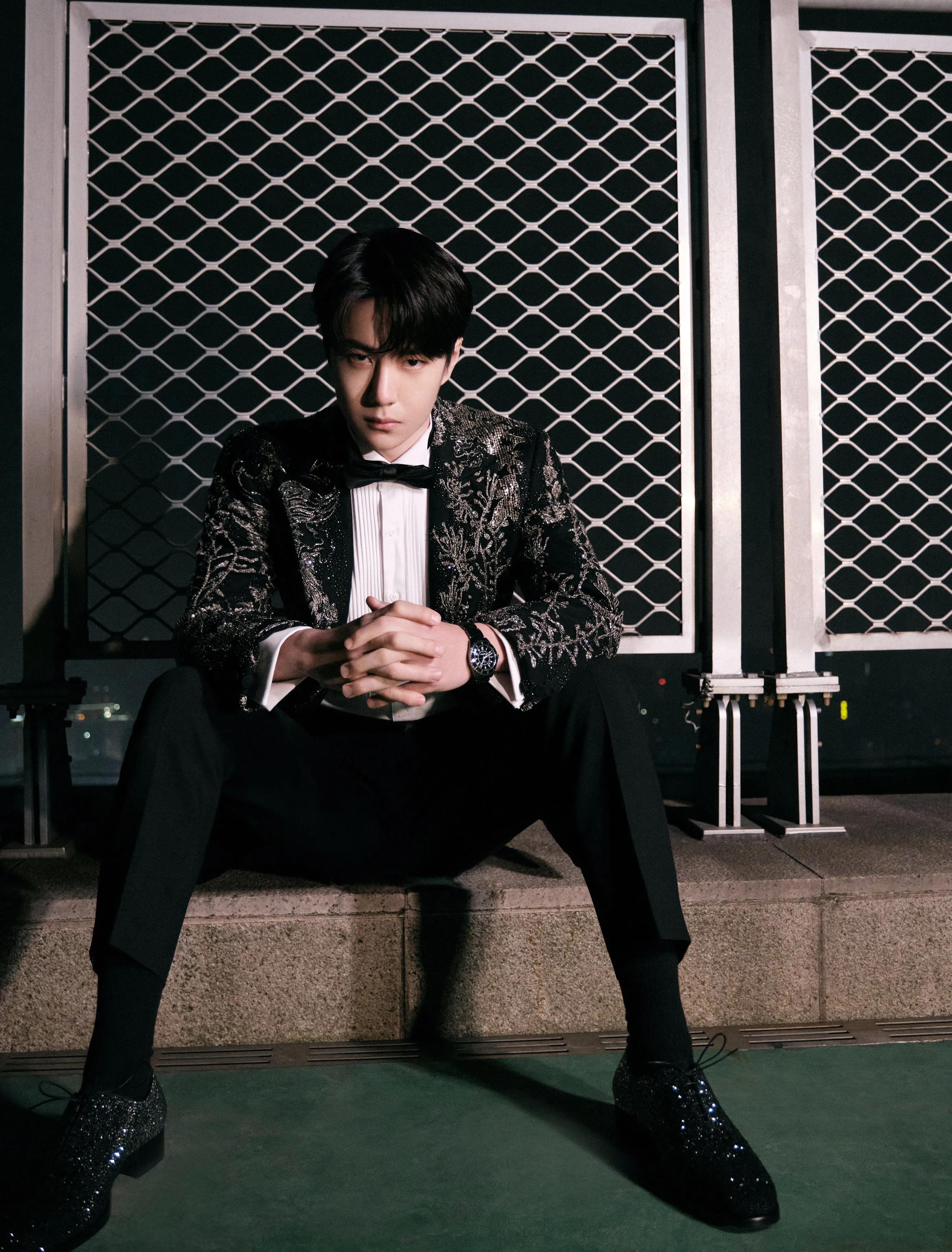 王一博日本巡演蓝色西装,王一博肖战红底皮鞋