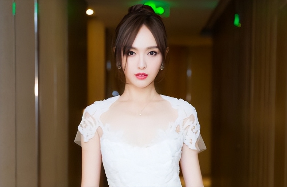 “花钱如流水”唐嫣：一个手机壳价值四万，她为何频穿假货走秀？