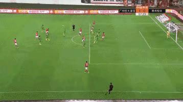 各个足球运动员过人,足球球星成名绝技视频