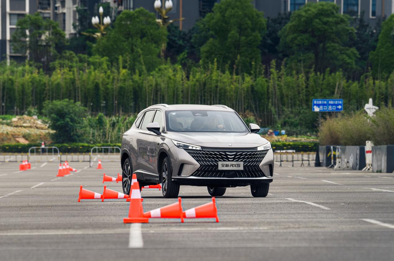 荣威rx5全细节场地测试,荣威rx5battle试驾视频