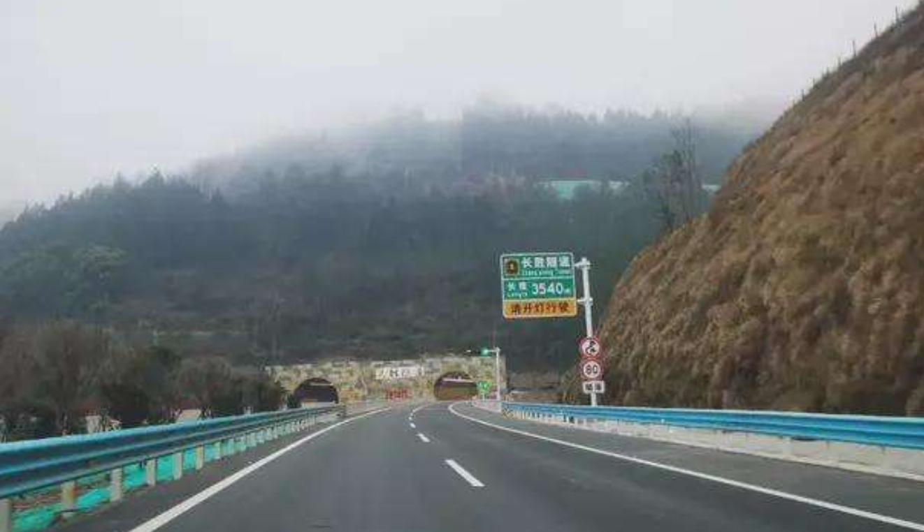 高速公路边上发光路标,高速公路标志牌被遮挡的处罚