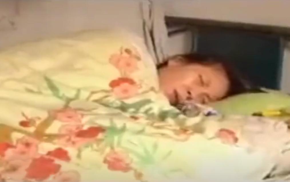 08年,河北女孩“瘫痪”卧床20年,姐姐安上监控后,戳穿多年*局骗**