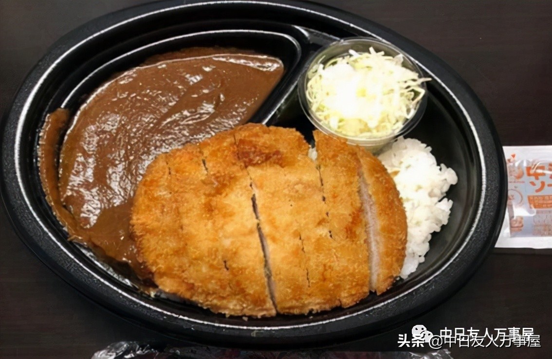 记得房间里放右翼书本的是日本哪家酒店吗？