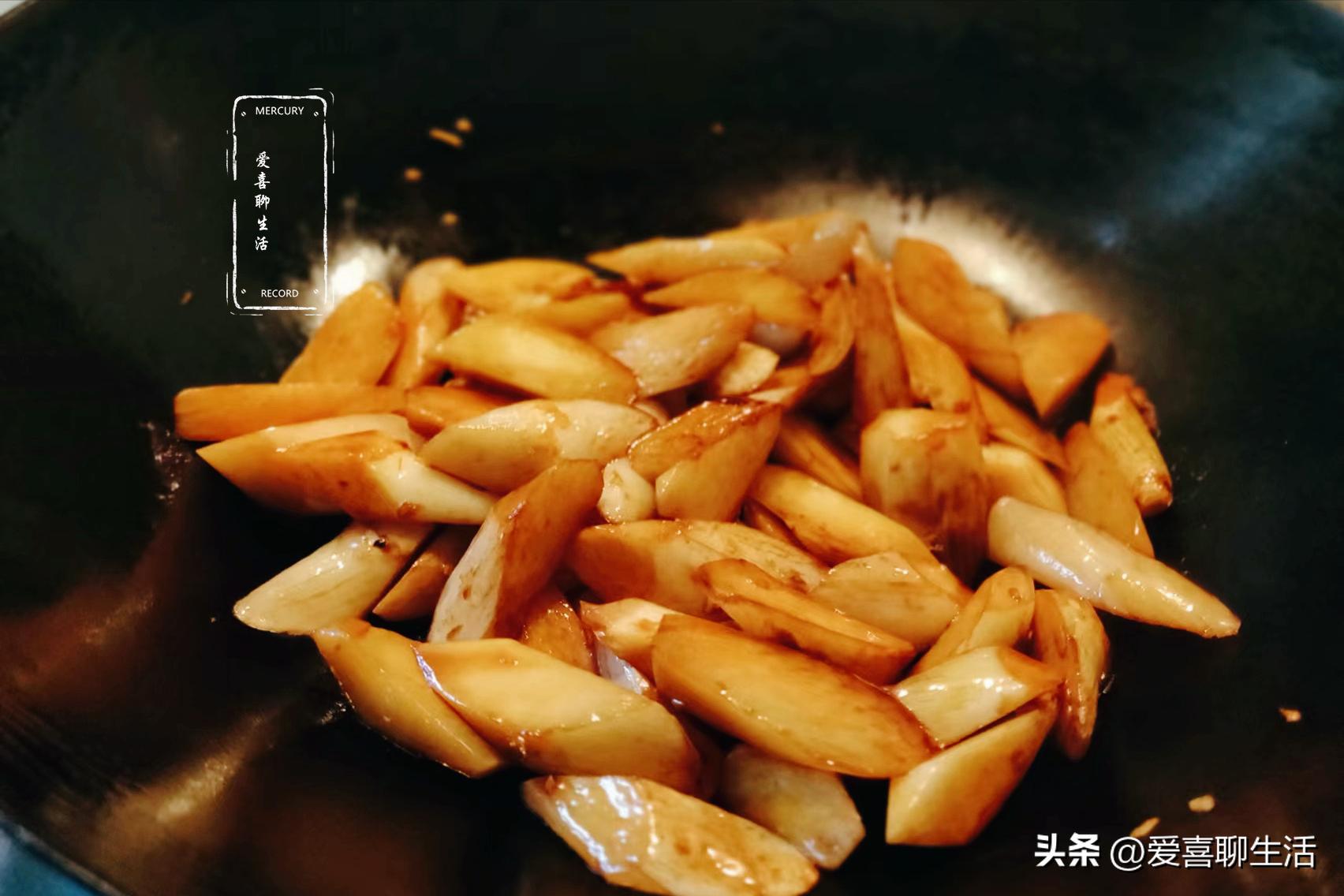 秋分后，这菜正当季，8块一斤有点贵，随手一焖，脆嫩鲜甜好香呀