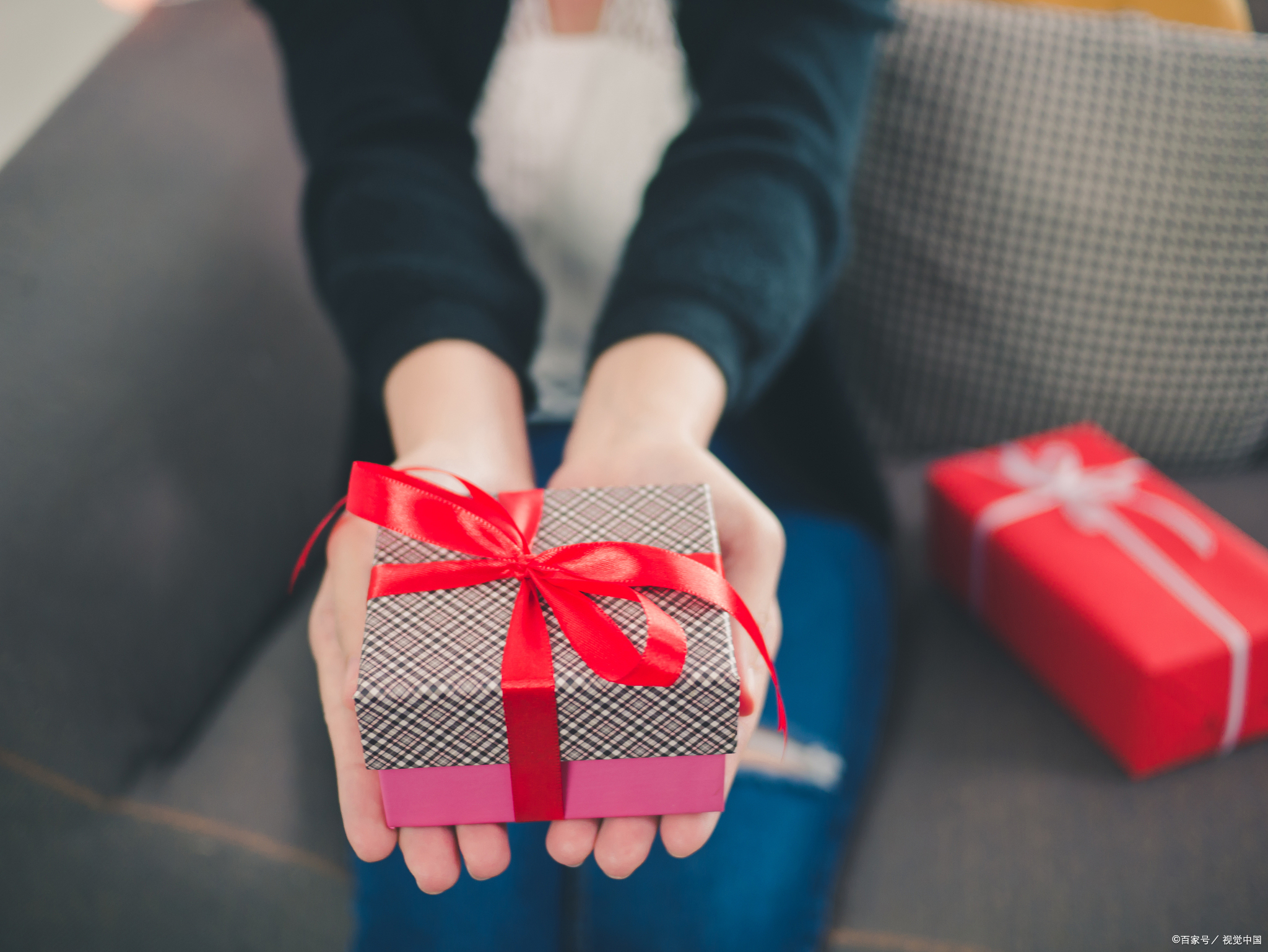 女生送你的礼物都代表着什么,如何看待一个女生送你礼物