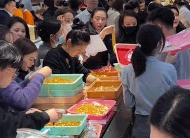 “随着黄金在年轻人中如此流行，现在金店的营业员比LV柜台的女孩