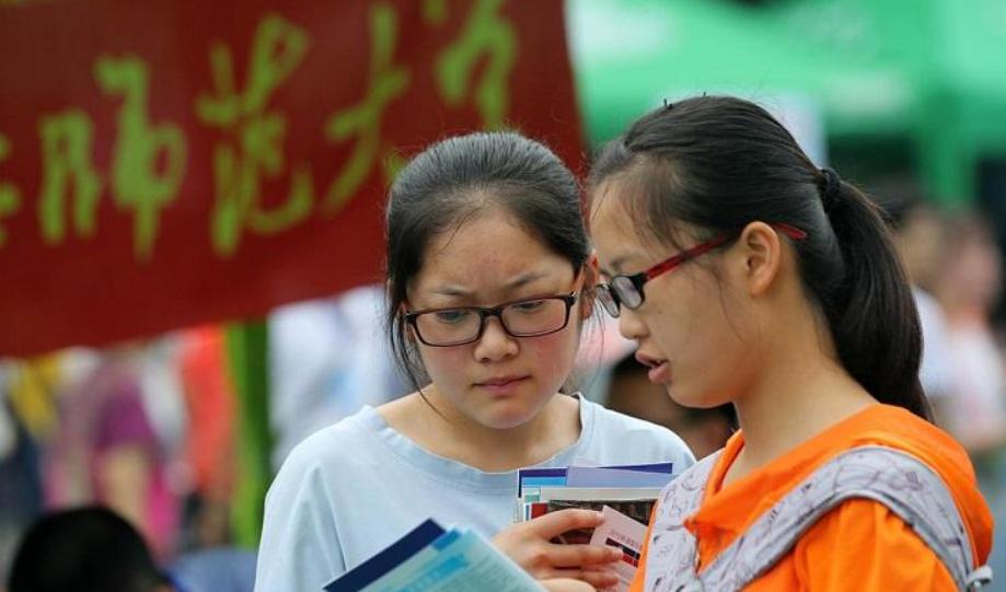 考生估分710实际才702分，崩溃大哭被质疑凡尔赛，网友一句话化解