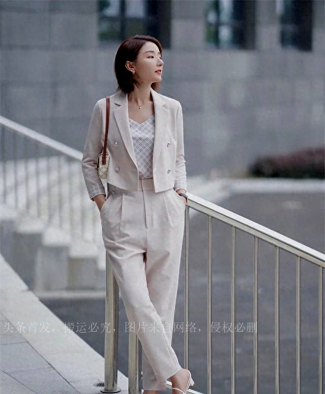 白裤子卫裤如何搭配,白色裤子比较透该怎么穿