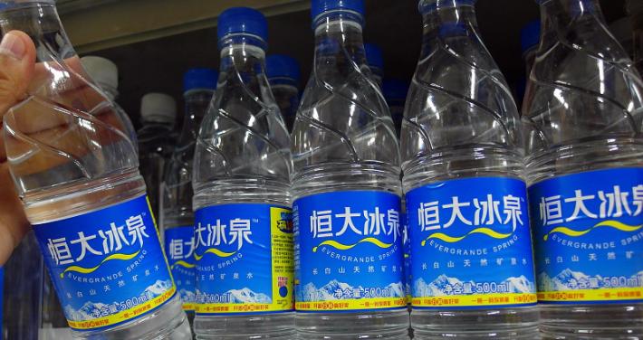 恒大冰泉瓶装水，花60亿打广告亏了40亿，无奈溃败离场