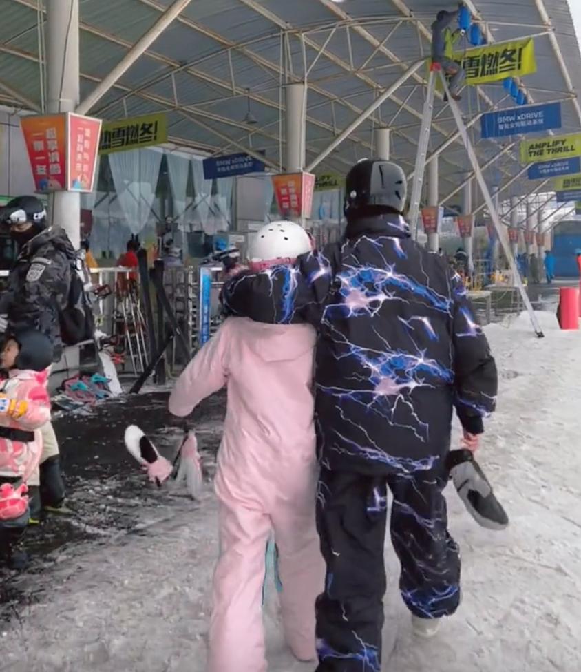 李小璐晒甜馨滑雪视频，为其重金聘请私人教练，此前被曝鲜肉恋情