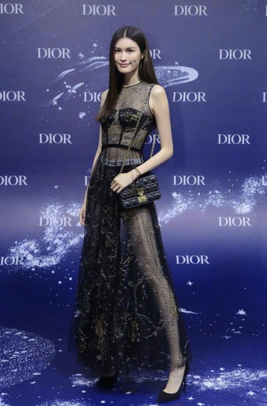 黑丝、抱胸、裸身，娱乐圈没被扒出的“*裤底**”，全在时尚周暴露了