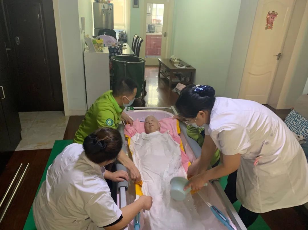 为卧床老人洗澡,为老人冬季洗澡每周几次