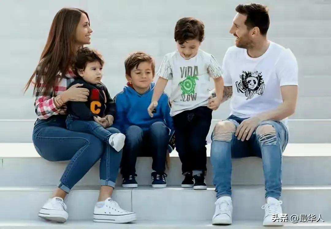 梅西的成功离不开他的家人,梅西夺冠时刻家人伴其左右