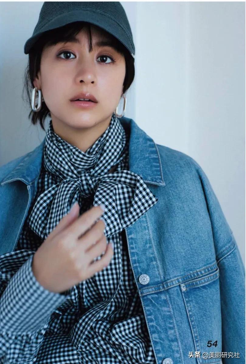 春天穿搭牛仔女裤子复古蓝,深色卷边直筒牛仔夏季穿搭