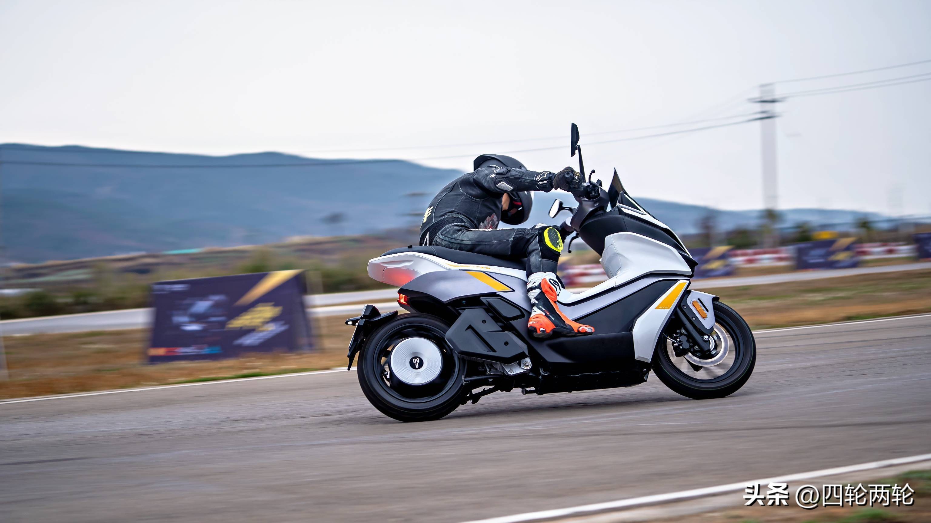 茵未REAL5T，一款来自未来的运动电摩，动力媲美300级别踏板