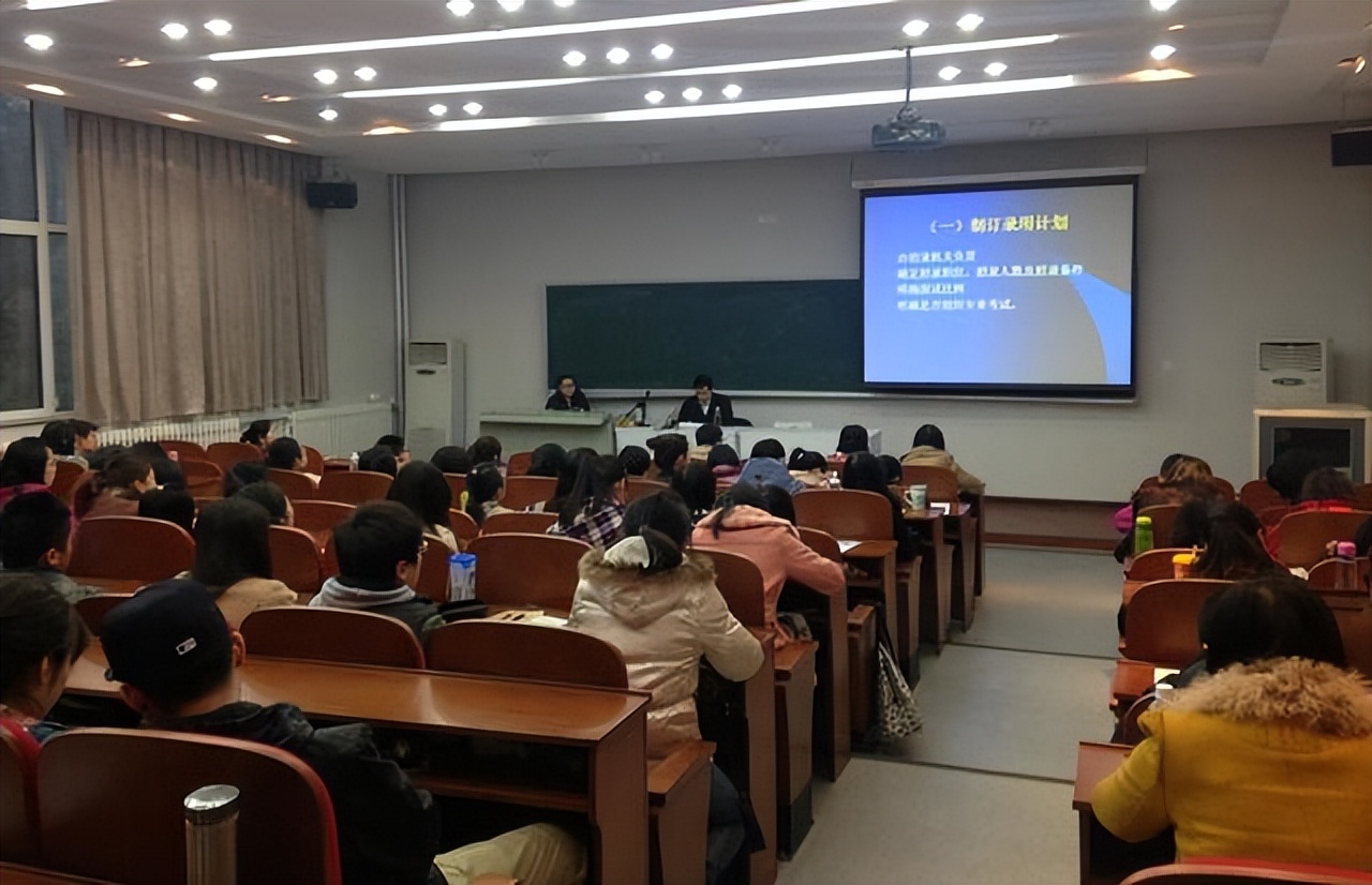 公务员和军队文职到底哪个好,军队文职退休待遇和公务员的区别