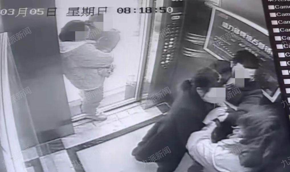 因狗狗跑错楼层，主人被母子暴打近20分钟，网友：为什么不牵绳？